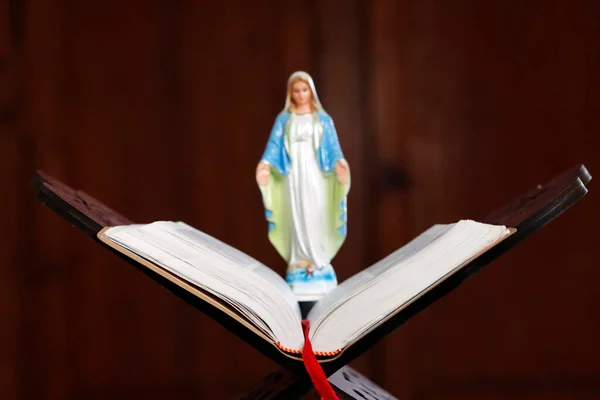 Фігурка Діви Марії Відкритій Біблії — стокове фото