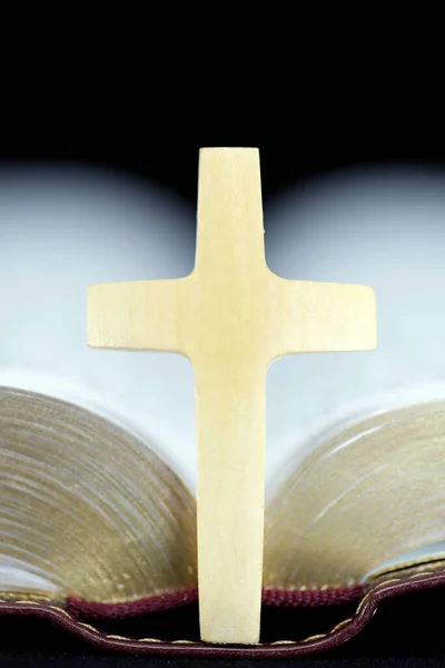 Offene Bibel Mit Christlichem Kreuz Glaube Und Spritualität Frankreich — Stockfoto