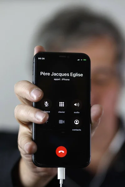 Εικόνα Smartphone Κάλεσε Τον Ιερέα Γαλλία — Φωτογραφία Αρχείου