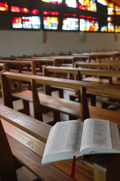 Igreja Sainte Genevieve Biblia Aberta Uma Igreja Annecy França — Fotografia de Stock