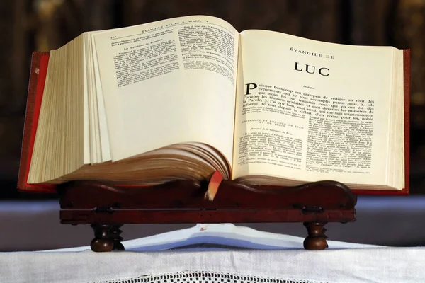 Otwórz Biblię Nowy Testament Ewangelista Łukasz Autor Trzeciej Ewangelii Francja — Zdjęcie stockowe