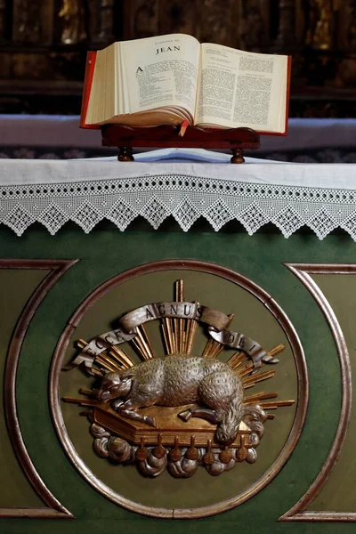 Церковь Нотр Дам Асомпшен Кордон Открыть Библию Новый Завет Иоанн — стоковое фото