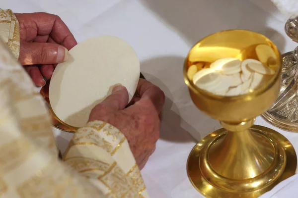 Chiesa Cattolica Durante Covid Epidemia Messa Domenicale Celebrazione Eucaristica — Foto Stock