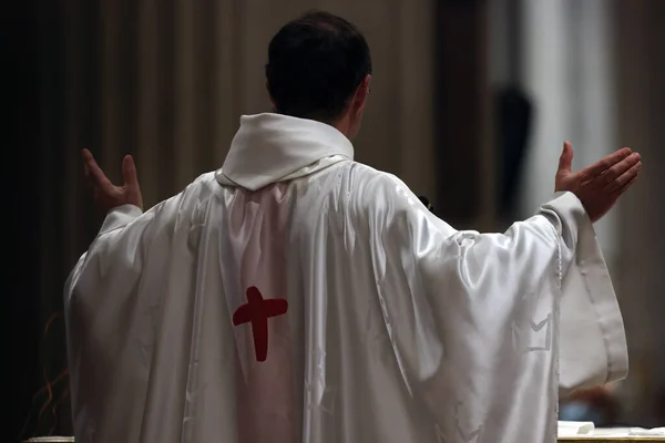 Katholische Kirche Während Der Covid Epidemie Sonntagsmesse Priester Bei Eucharistiefeier — Stockfoto