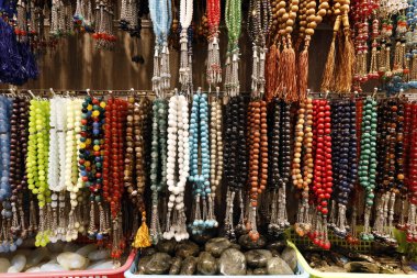 Müslümanların dua boncukları farklı desenler ve renklerde. Dubai 'de. Birleşik Arap Emirlikleri