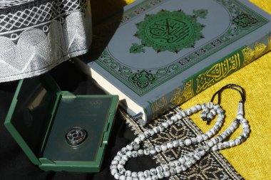 Kuran, Kufi şapkası, Qibla pusulası ve tespih (misbaha). İslam 'ın sembolleri. Dubai 'de. Birleşik Arap Emirlikleri
