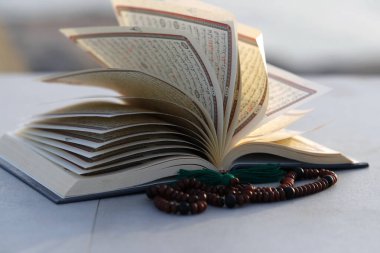 Kuran ve tespih duaları. İslam 'ın sembolleri. Birleşik Arap Emirlikleri