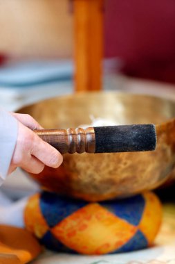  Budist töreni. Şarkı söyleyen kase. Aziz Pierre en Faucigny. Fransa. 