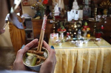 Tu An Budist tapınağı. Ata sunağı. Vejetaryen adaklar. Törendeki kadın. 