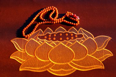 Hong Hien Tu Budist tapınağı. Zafu yastığı. Nilüfer çiçeği ve tespih. Frejus. Fransa. 