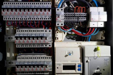 Devre kesicisi şalter kutusunda. Voltaj kontrol santrali. Evdeki elektrik voltajını kontrol etmek için dağıtım panosu. Fransa. 