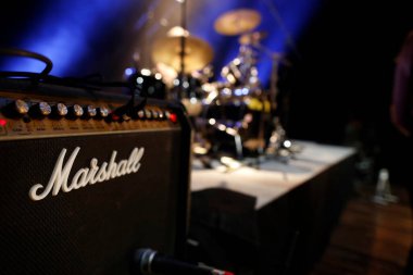 Rock 'n Roll grubu. Marshall amplifikatörünün kontrol paneli. Fransa. 