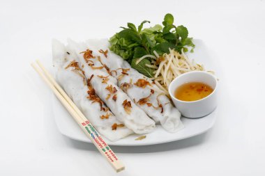 Vietnam yemeği mi? Banh Cuon ince, geniş bir yaprak buğulanmış mayalanmış pirinç hamurundan yapılır. İçinde pişmiş domuz eti, doğranmış ahşap mantar ve kıymalı arpacık soğanı karışımı bulunur. Fransa. 