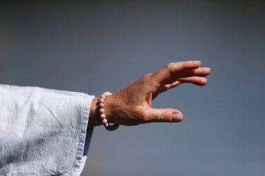 Qi Gong ya da Tai Chi egzersizi yapan bir kadın. Hazırda bekle.. 