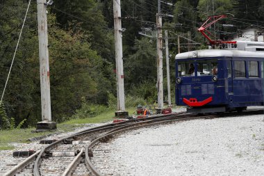 Fransız Alpleri. Mont Blanc Tramvayı (TMB) Fransa 'nın en yüksek demiryolu hattıdır. Fransa. 