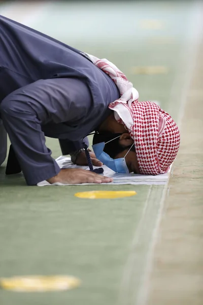 Jumeirah Mosque Muslim Performing Salah Covid Pandemic Dubai United Arab — Stock Photo, Image