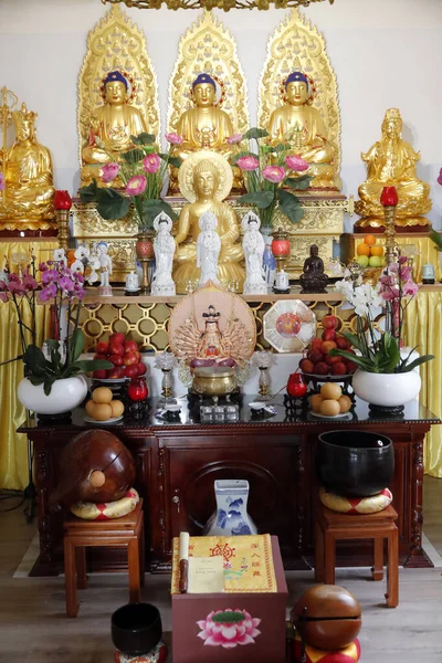 火クアン仏教寺院 本堂に仏像を安置する いいわね フランス — ストック写真