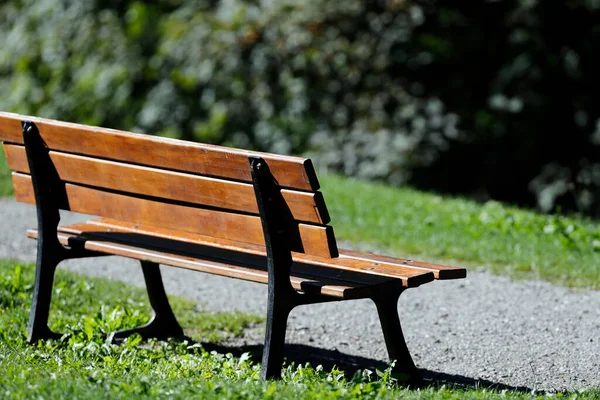 Leere Holzbank Einem Öffentlichen Garten Frankreich — Stockfoto