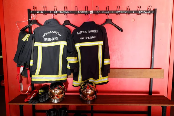 Bombeiros Casacos Bombeiro Capacetes Botas Esperam Pela Próxima Chamada Balneário — Fotografia de Stock