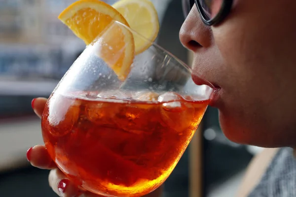 Frau Trinkt Einen Aperol Spritz — Stockfoto