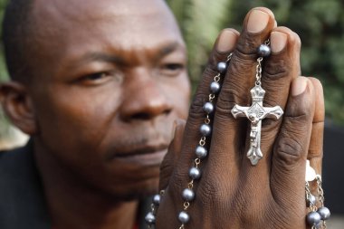 Afrikalı adam tespih çekiyor. Elleri yakın çekim. Lome. Togo. 