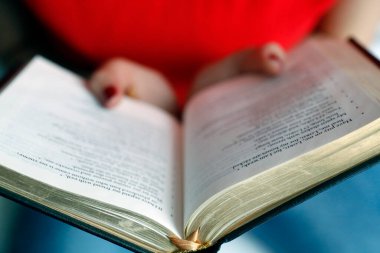 İncil okuyan Hristiyan bir kadın. Yakın plan.. 