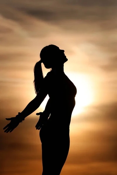 Silueta Una Mujer Practicando Yoga Contra Luz Del Sol Tarde — Foto de Stock