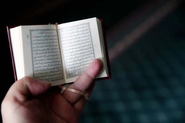 Mesquita Verde Homem Muçulmano Lendo Alcorão Árabe Alcorão Singapura — Fotografia de Stock