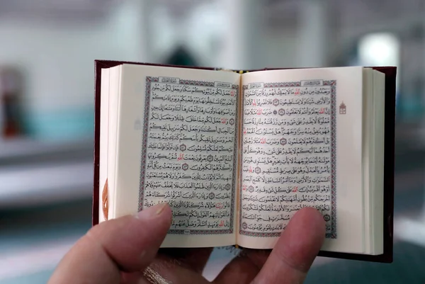 Groene Moskee Moslim Die Een Arabische Heilige Koran Leest Koran — Stockfoto