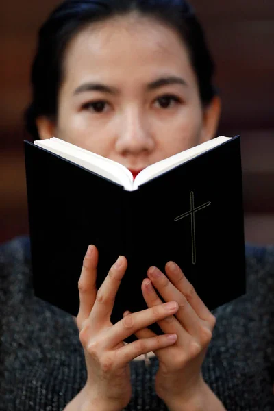 Mulher Católica Lendo Bíblia Igreja Hue Vietname — Fotografia de Stock