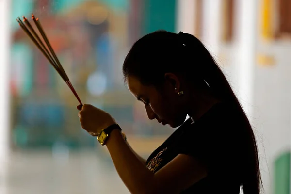 Sri Thenday Yutthapani Temple Puja Hindu Woman Praying Insence Sticks — Stock Photo, Image