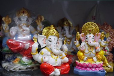 Dini Hint tanrısı heykelleri ruhani dükkanlarda satılıyor. Ganesha ya da Ganapati: Hindu tanrısına giden fil. Dubai 'de. Birleşik Arap Emirlikleri.
