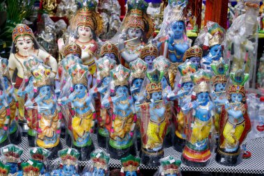 Dini Hint tanrısı heykelleri ruhani dükkanlarda satılıyor. Lord Krishna 'nın flütlü figürleri. Dubai 'de. Birleşik Arap Emirlikleri.