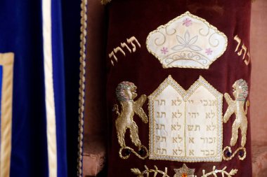 Tomar Sinagogu 'nun içi. Tevrat parşömenleri sandığın içinde. Tomar. Portekiz. 