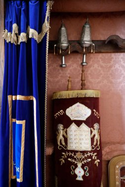 Tomar Sinagogu 'nun içi. Tevrat parşömenleri sandığın içinde. Tomar. Portekiz. 