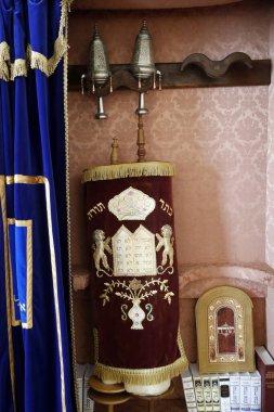 Tomar Sinagogu 'nun içi. Tevrat parşömenleri sandığın içinde. Tomar. Portekiz. 