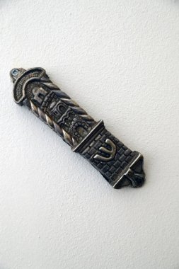Tomar Sinagogu. Mezuzah, Tevrat 'ın İbranice ayetleriyle işlenmiş bir parşömendir. Tomar. Portekiz. 