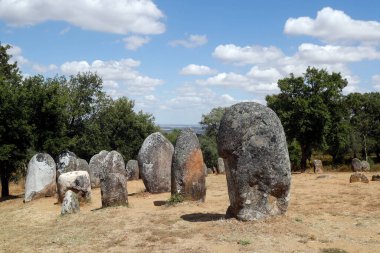 Almendres 'in Cromlech' i megalitik bir kompleks. Avrupa 'nın mevcut en büyük yapılandırılmış menhir gruplarından biridir. Portekiz. 