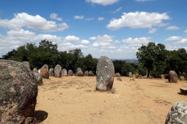 Almendres 'in Cromlech' i megalitik bir kompleks. Avrupa 'nın mevcut en büyük yapılandırılmış menhir gruplarından biridir. Portekiz. 