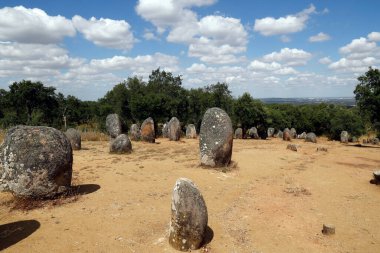 Almendres 'in Cromlech' i megalitik bir kompleks. Avrupa 'nın mevcut en büyük yapılandırılmış menhir gruplarından biridir. Portekiz. 