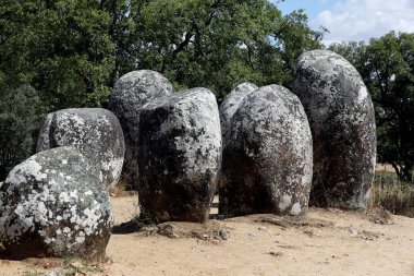 Almendres 'in Cromlech' i megalitik bir kompleks. Avrupa 'nın mevcut en büyük yapılandırılmış menhir gruplarından biridir. Portekiz. 