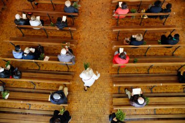 Saint Louis de Novel Kilisesi. Katolik ayini. Kutsal hafta. Palm Sunday kutlaması. Annecy. Fransa.