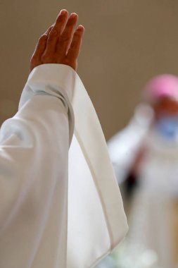 Aziz Maurice Kilisesi. Kutsal Perşembe. Noel Ayini. Kutsama. Yakından çek. Annecy. Fransa.