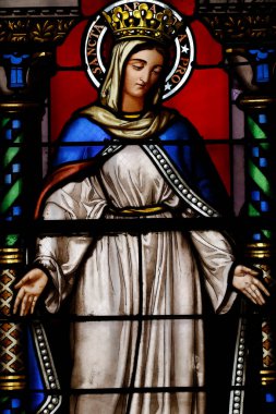 Aziz Hippolyte Kilisesi. Lekeli cam pencere. Bakire Meryem. Thonon. Fransa. 