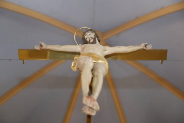 Aziz Maurice Kilisesi. Haç. Haç. Çarmıha gerilmiş İsa. Veyrier du Lac. Fransa. 