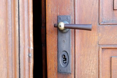 Aziz Maurice Kilisesi. Kilisenin kapısı. Veyrier du Lac. Fransa. 