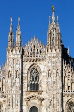  Milan Katedrali. Duomo 'nun batı cephesi. Gotik stil katedrali St. Mary 'ye adanmıştır. İtalya. 