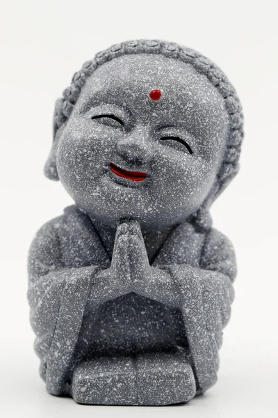 Pequena Estátua Pedra Monge Budista Orando Sorrindo Com Olhos Fechados — Fotografia de Stock