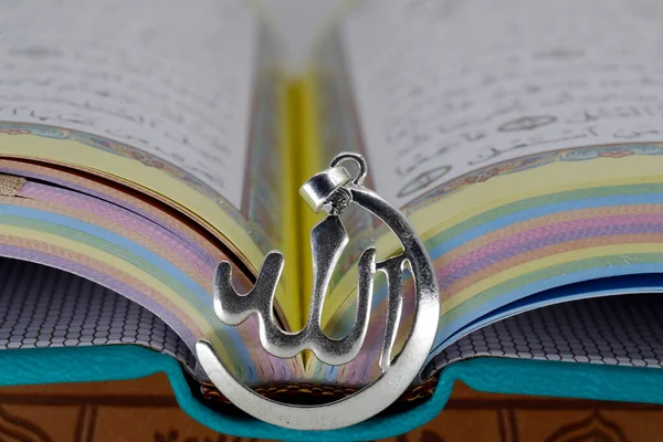 Otwórz Święty Koran Wisiorkiem Allaha Religijny Tekst Wiara Religia — Zdjęcie stockowe