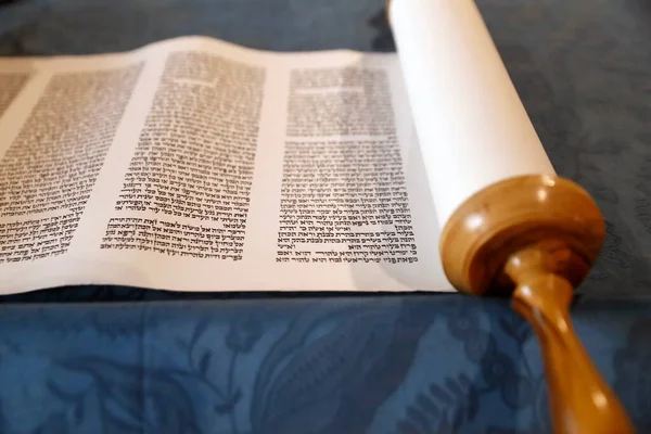 Tevrat Ayininde Kullanılan Tevrat Parşömeni Yahudi Duaları Sırasında Okunur Talya — Stok fotoğraf